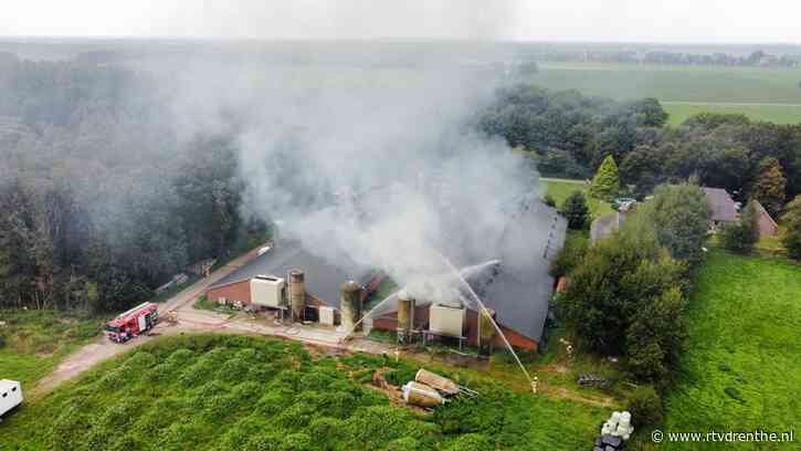 Uitslaande brand in stal bij boerderij Mantinge, lot van 300 varkens nog onbekend - RTV Drenthe