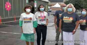 Modena, gli operatori dell'hub con la maglietta “Belli e vaccinati”. VIDEO - modenaindiretta.it
