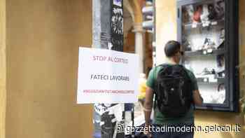 Modena, l'ira dei commercianti in una lettera alle autorità: "Basta, via i cortei No Vax dal centro" - La Gazzetta di Modena