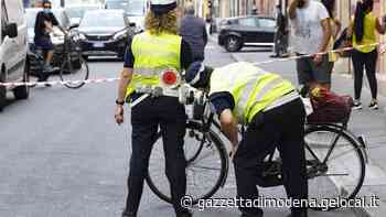 Modena, cade dalla bici e batte la testa: grave la direttrice del Museo Civico - La Gazzetta di Modena