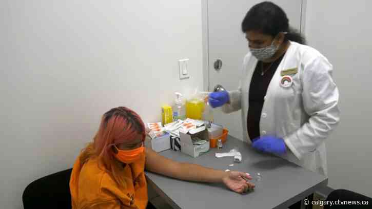 Albertans rush to get their shots following vaccine restriction announcement