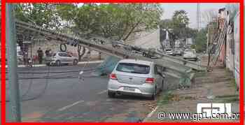 Carro fica destruído ao ser atingido por poste durante chuva em Timon - GP1