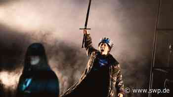 Nachtkritik: Theater Ulm: Starker Saisonstart mit „Antigone“ - SWP