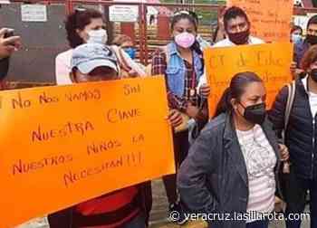 Protestan en SEV de Xalapa por falta de claves para escuelas indígenas - La Silla Rota