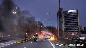 Se incendió un auto en la autopista La Plata-Buenos Aires - Télam