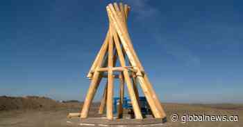 Wooden teepee raised at new FSIN building in Saskatoon - Globalnews.ca