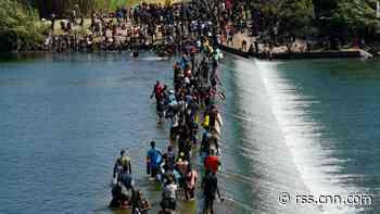 Thousands of migrants held in squalor under Texas bridge