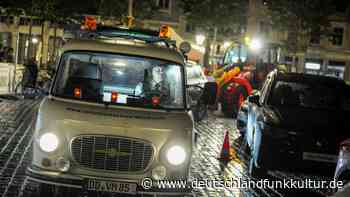 "Asphalt" in Dresden - Ein Stau wird zum Theater - Deutschlandfunk Kultur