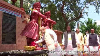 Home Minister pays floral tributes at Raja Shankar Shah, Raghunath Shah statues