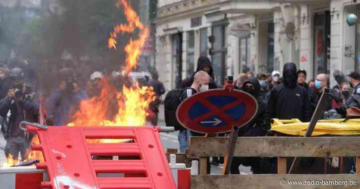 Brennende Barrikaden nach linker Demonstration in Leipzig