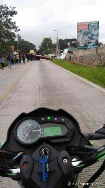 Tráiler vuelca y provoca cierre total de carretera Coatepec-Las trancas - El Demócrata