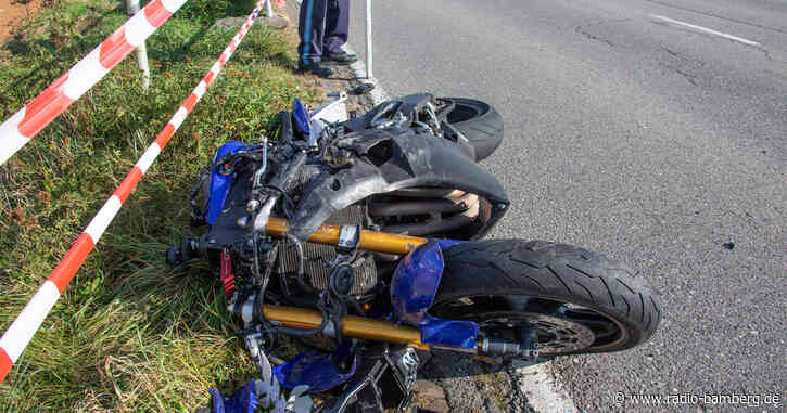Bei einem Unfall bei Pinzberg im Landkreis Forchheim hat sich am Nachmittag ein Motorradfahrer lebensgefährlich verletzt.