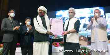 J&K LG Hands Over Forest Rights Act Certificates To Tribal Communities In Jammu - Daily Excelsior