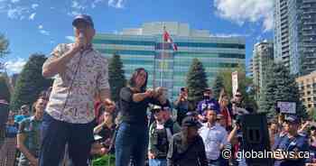 Maxime Bernier attends Calgary ‘freedom rally’ in last weekend of federal campaign