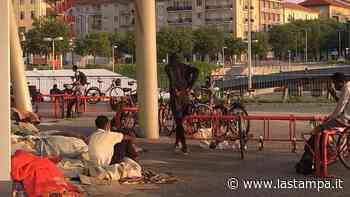 I vigili urbani di Cuneo portano via pentole, cibo e una bombola del gas ai migranti sotto il ponte Vassallo - La Stampa