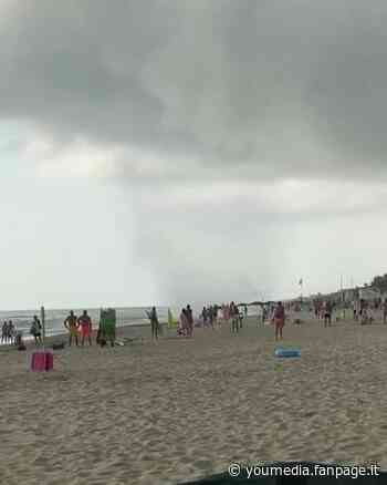 Maltempo, tromba d'aria sorprende i bagnanti in spiaggia ad Ardea - Calcio Fanpage