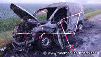 Politie doet een lint om de gestolen, uitgebrande auto en snelt naar volgende melding. Later die nacht knalt een automobilist op het slecht zichtbare wrak. 'Heel akelig' - Noordhollands Dagblad