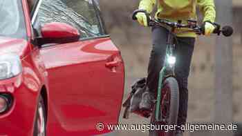 Radfahrerin kracht in offene Autotür und stürzt