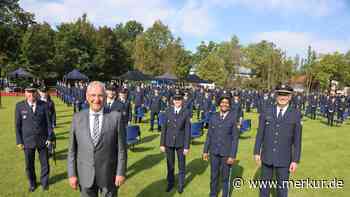 Bayerns Innenminister Joachim Herrmann begrüßte Polizeianwärter in Dachau - Merkur Online