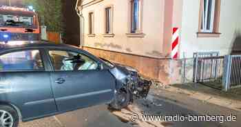 Landkreis Bamberg: junger Mann kracht mit Auto gegen Mauer.