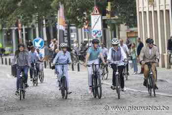 Koning Filip met zijn gezin op fietstocht in Gent: “Een beetje sport doet deugd!”