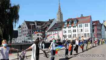 Rund 300 Menschen bilden Ketten für Frieden und Fluchtwege