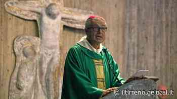 Parroco arrestato a Prato, il vescovo chiede scusa durante la messa: "Ho tentato di salvarlo". Proteste davanti alla chiesa - Il Tirreno