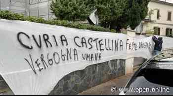 Lo striscione sulla Chiesa di Prato: «Feste e droga, il prete con la coca e la curia sapeva». I fedeli: «Soldi anche dalle cene di beneficenza» - Open