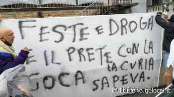 Parroco arrestato a Prato, protesta davanti alla chiesa. Il vescovo chiede perdono durante la messa - Il Tirreno