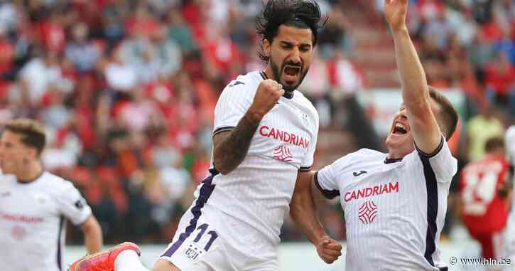 Negenkoppig Standard schiet zichzelf in de voet tegen Anderlecht, dat genoeg heeft aan een goal van Refaelov - Het Laatste Nieuws