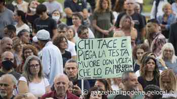 Modena, in trecento al Novi Sad contro il green pass: «Torneremo in centro» - La Gazzetta di Modena