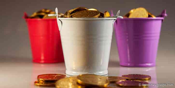 Bar worker's final pay check was thousands of 5 cent coins in a bucket, say reports