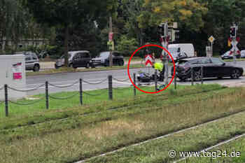 Dresden: Motorradfahrer kracht in Kombi: Krankenwagen im Einsatz - TAG24