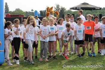 K3-fans lopen met minister en zingen met Klaasje, Marthe en Hanne