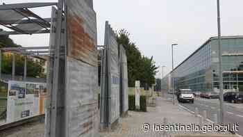 Ivrea, desolazione via Jervis tra erba alta e serrande giù - La Sentinella del Canavese