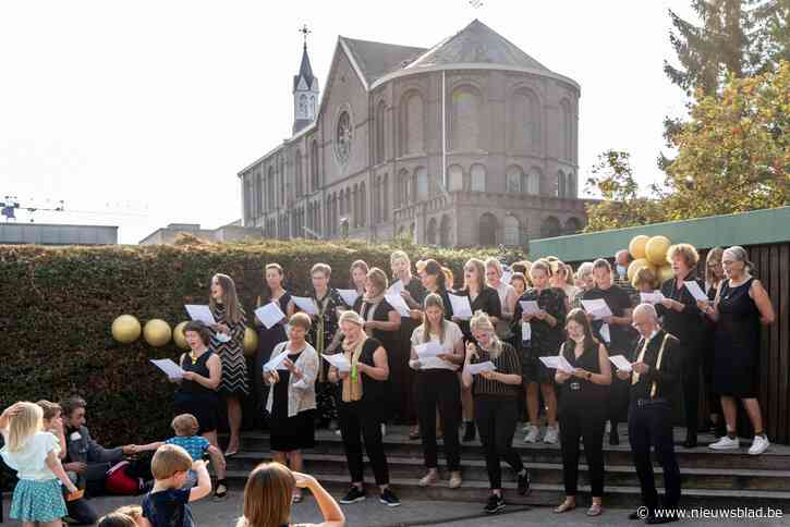 Lerarenteam zingt nieuwbouw basisschool De Bron in