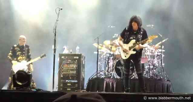 Guitar Virtuoso MICHAEL ANGELO BATIO Joins SMASHING PUMPKINS On Stage At RIOT FEST (Video)