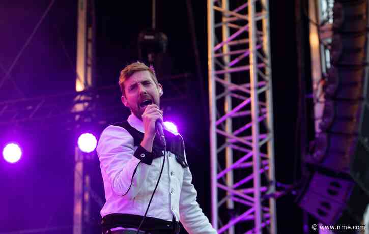 Kaiser Chiefs’ Ricky Wilson angers anti-vaxxers with onstage comments
