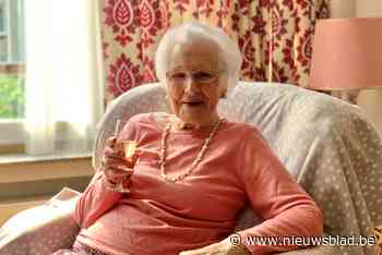 Eeuweling Maria verklapt haar geheim: “Hard werken en genieten van een glaasje”