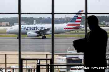 Pasajeros de avión cantan en coro tras remoción de dos personas sin tapabocas - Hola News
