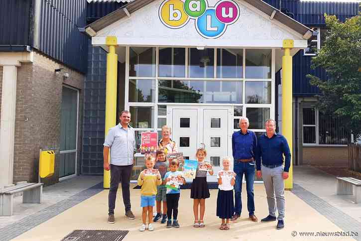Davidsfonds Lommel schenkt boekenbonnen aan vier lagere scholen