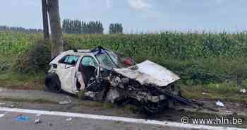 Auto verliest wiel na klap tegen boom: jonge bestuurder in levensgevaar - Het Laatste Nieuws