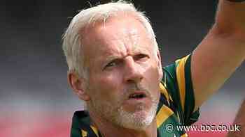 Peter Moores: Nottinghamshire head coach agrees new three-year deal