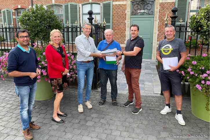 <B>Buren van Herentalsesteenweg overhandigen mobiliteitsdossier aan schepencollege</B>
