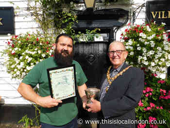 Epping's Theydon Oak pub receives floral award