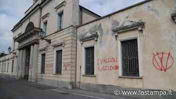 Scritte “No vax” sui muri esterni dei cimiteri di Cuneo e Busca - La Stampa