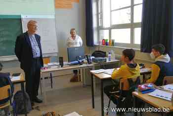 Bisschop sluit vriendschap met jonge vluchtelingen