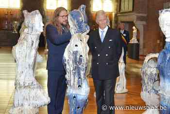 Koning Filip looft beeldende kunst van Johan Tahon: “Ik ben onder de indruk van uw werk”