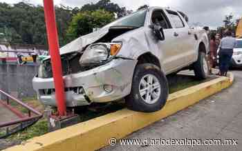 Camioneta choca contra trasporte público en la salida a Coatepec - Diario de Xalapa