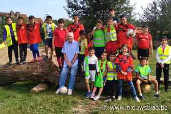 Aimé Anthuenis geeft leerlingen De Tovertuin voetballes